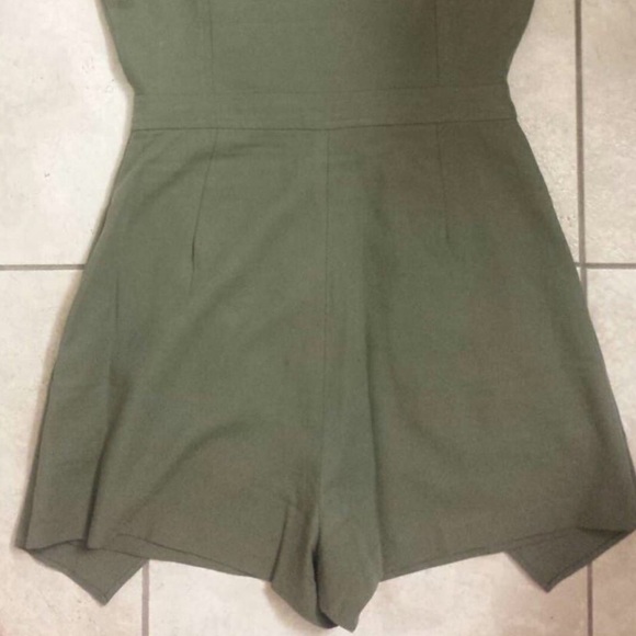 BCBG Summer Romper Short/Sleeveless - Picture 5 of 5